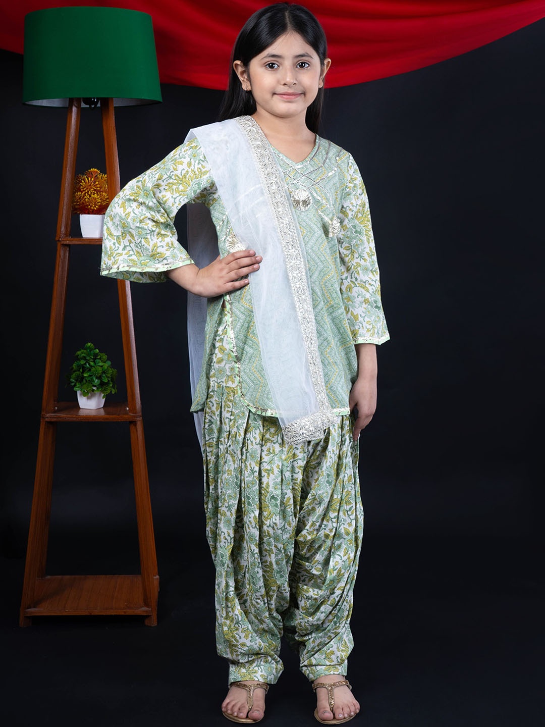 

BEBE UNICORN Girls Floral Printed Gotta Patti Pure Cotton Kurta With Salwar & Dupatta, Green