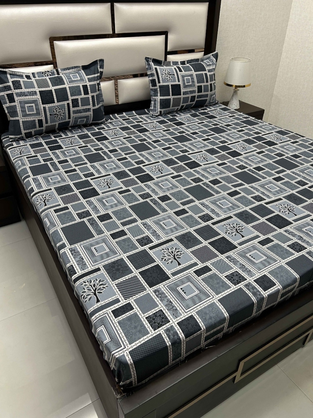 

Pure Decor Black & White Printed 380 TC Pure Cotton Super King Bedsheet & 2 Pillow Covers