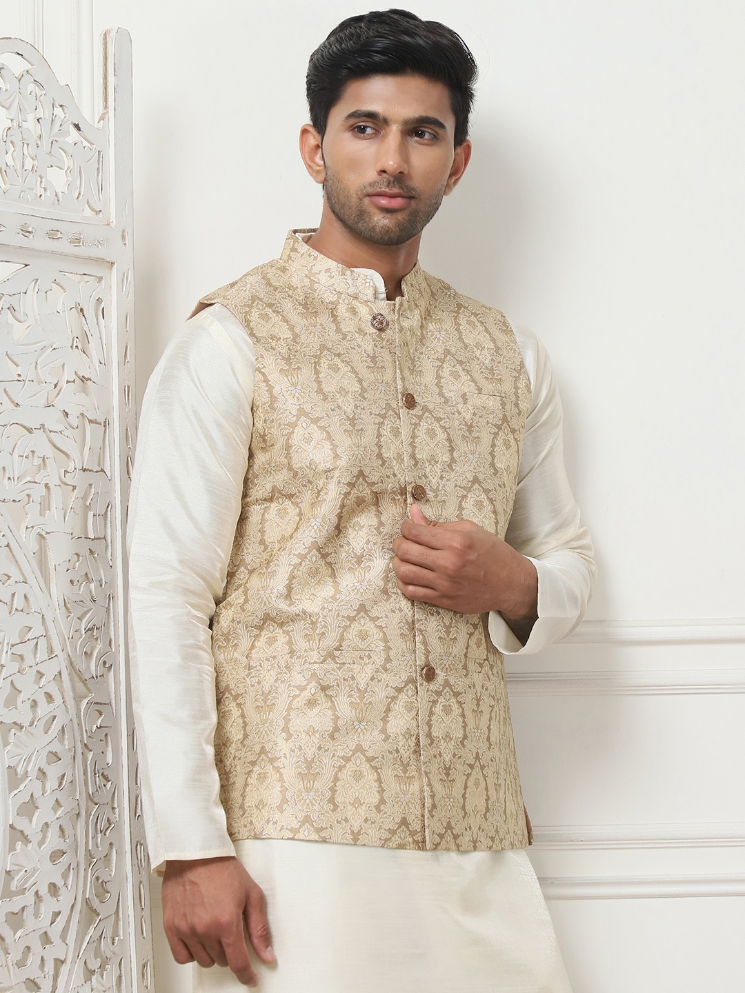 

Anouk Mandarin Collar Regular Straight Kurta With Churidar & Nehru Jacket, Off white