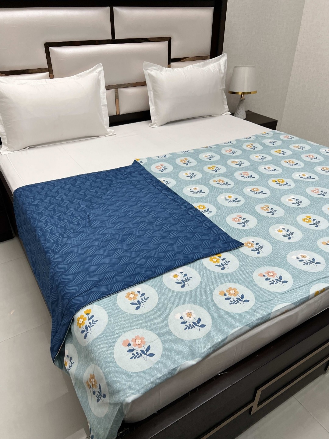 

Pure Decor Blue Floral Printed AC Room 350 GSM Reversible Double King Size comforter