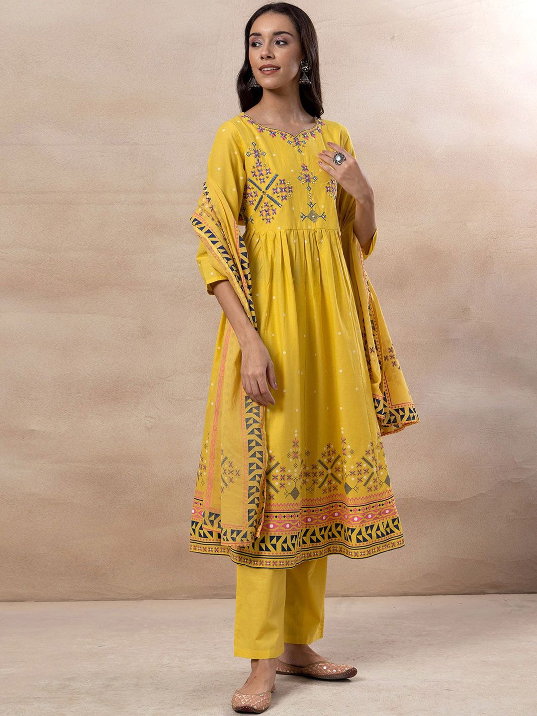 

INDYA Floral Embroider Sweetheart Neck Pure Cotton Anarkali Kurta & Trousers With Dupatta, Yellow
