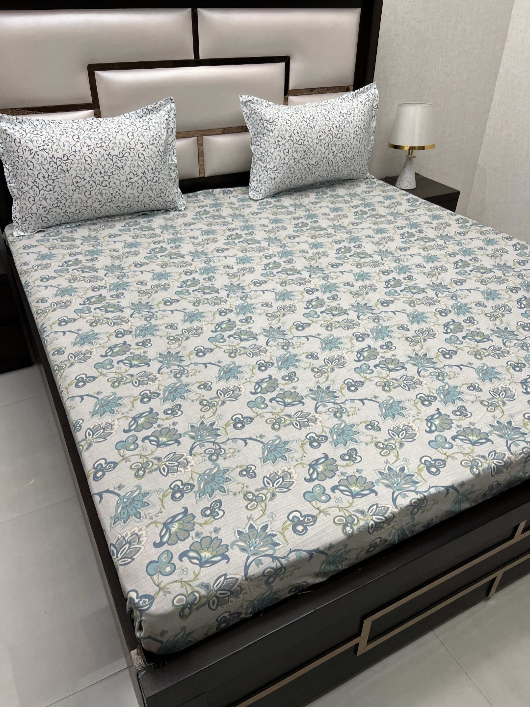 

Pure Decor Green & White Floral 300 TC Pure Cotton King Bedsheet with 2 Pillow Covers