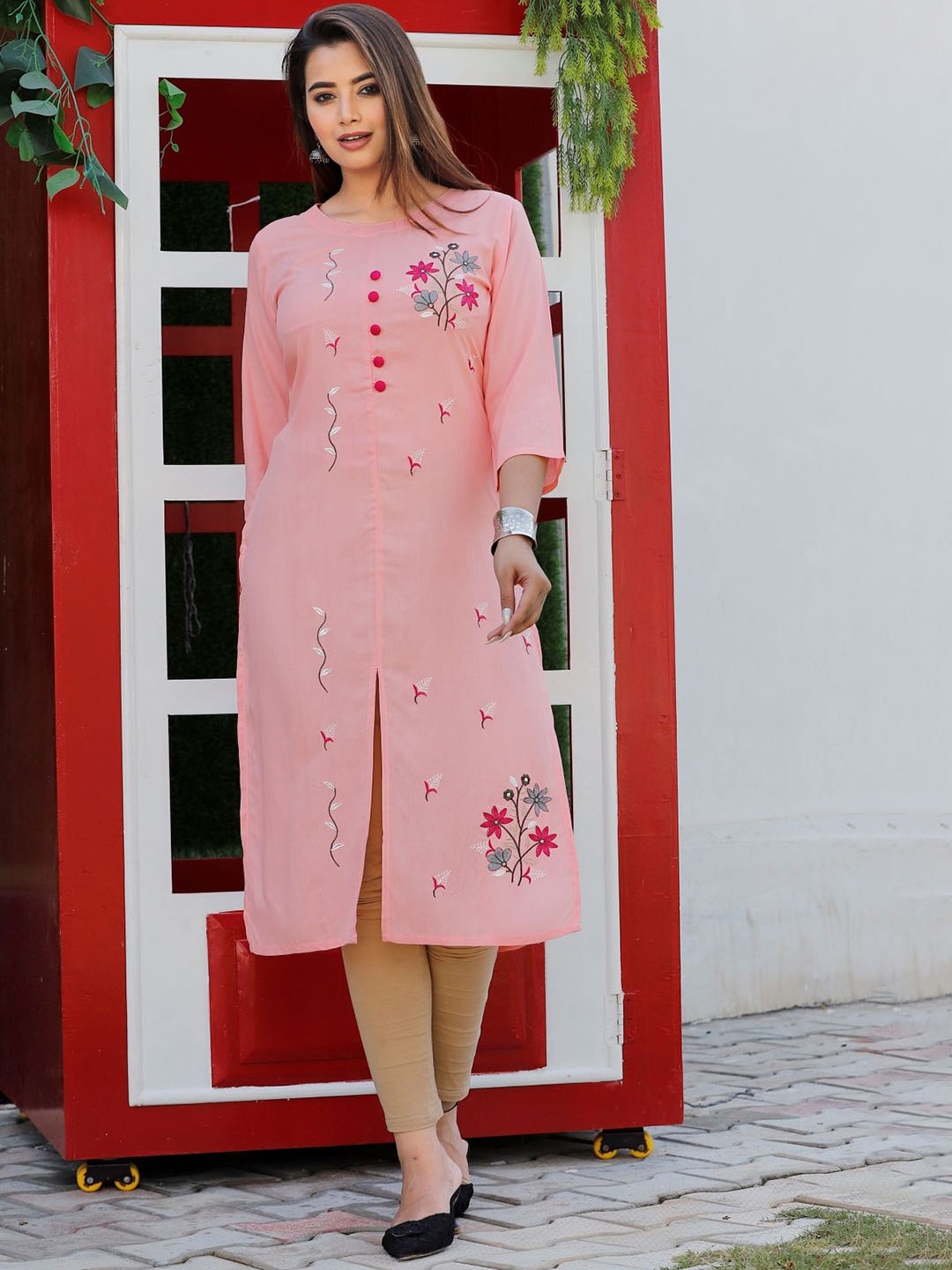 

Mehsoos Floral Embroidered Round Neck Thread Work Straight Kurta, Peach