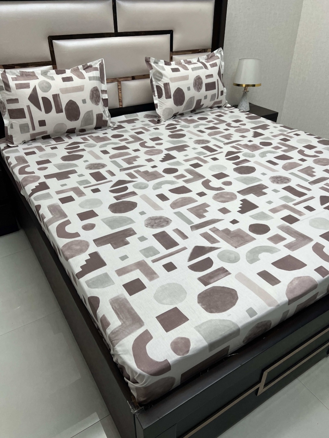 

Pure Decor Villa Brown Geometric Pure Cotton 400 TC King Bedsheet with 2 Pillow Covers