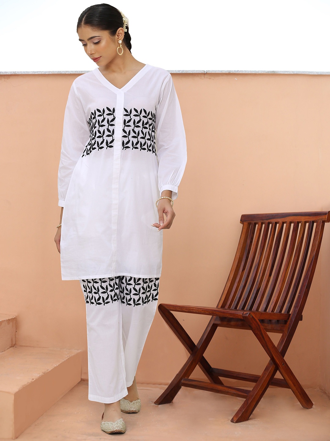 

HOUSE OF KARI Saba Floral Embroidered Chikankari Kurta with Trousers, White