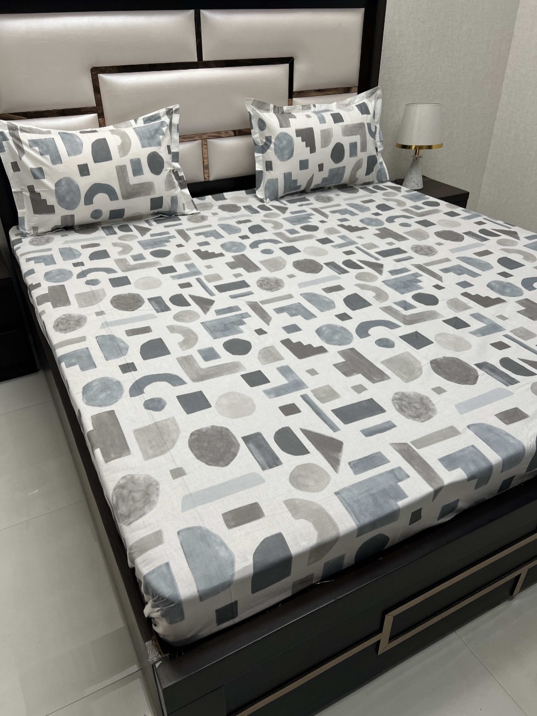 

Pure Decor Villa Grey Geometric Pure Cotton 380 TC King Bedsheet & 2 Pillow Covers