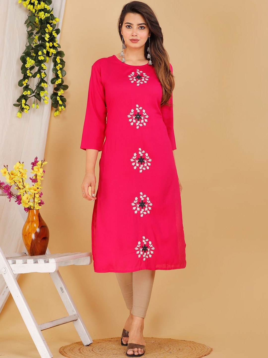 

Mehsoos Floral Embroidered Round Neck Thread Work Straight Kurta, Pink