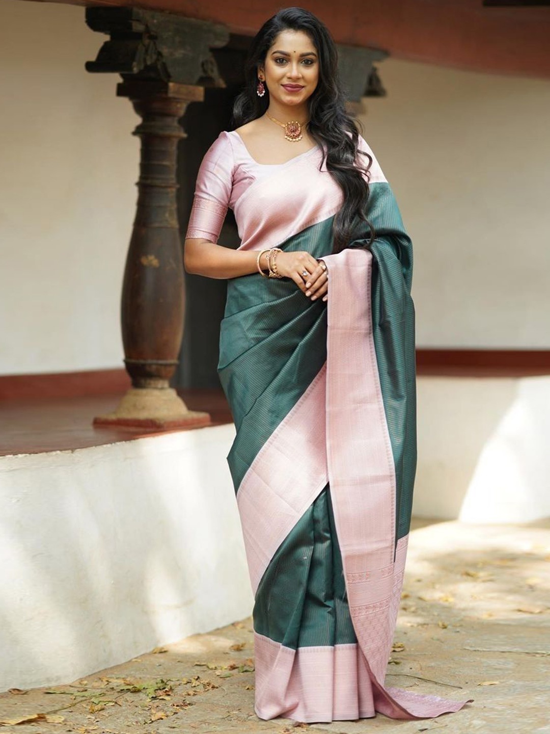 

Kriyansh Woven Design Zari Silk Blend Banarasi Saree, Green