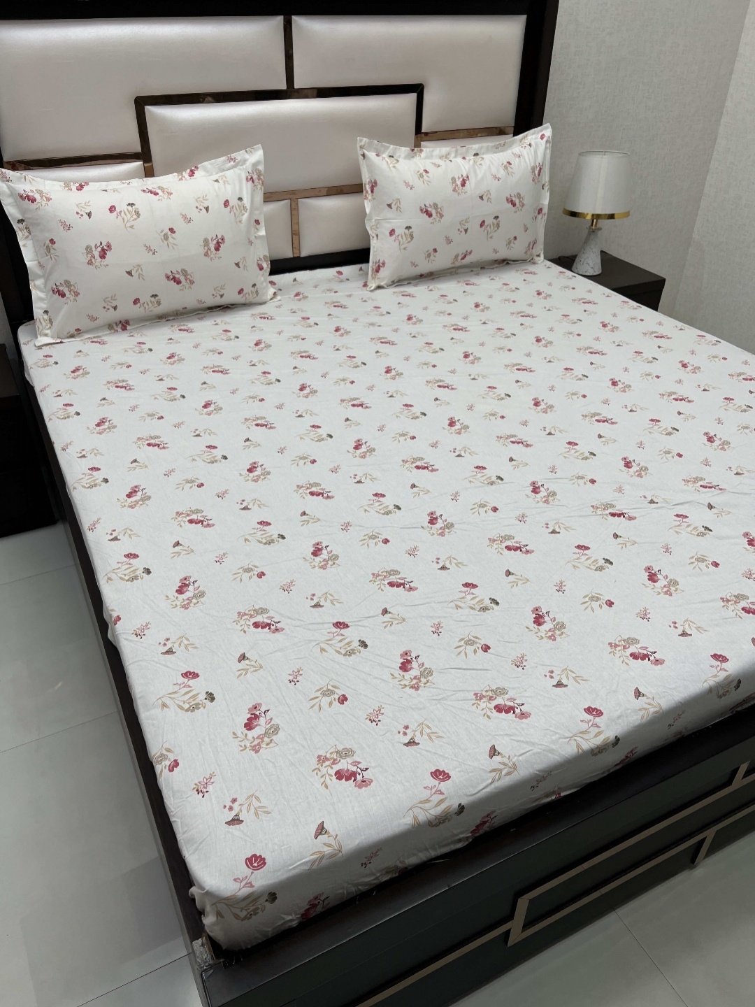 

Pure Decor White & Red Floral 300 TC Cotton King Bedsheet with 2 Pillow Covers