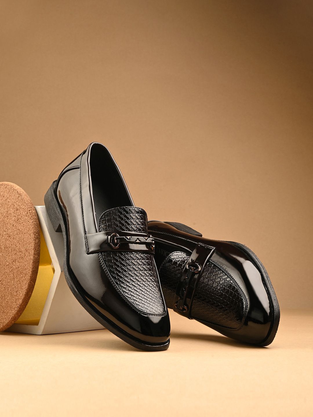 

INVICTUS Men Textured Formal Loafers, Brown
