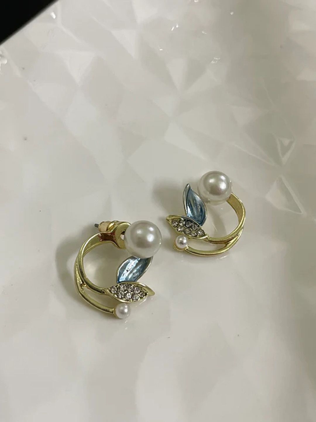 

KRENOZ Classic Floral Shaped Stainless Steel Pearls Antique Studs, Gold