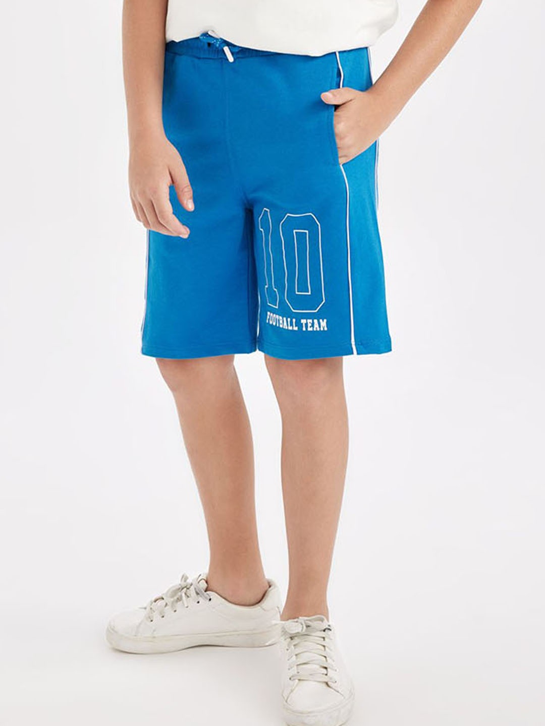 

DeFacto Boys Mid-Rise Solid Above Knee Shorts, Na