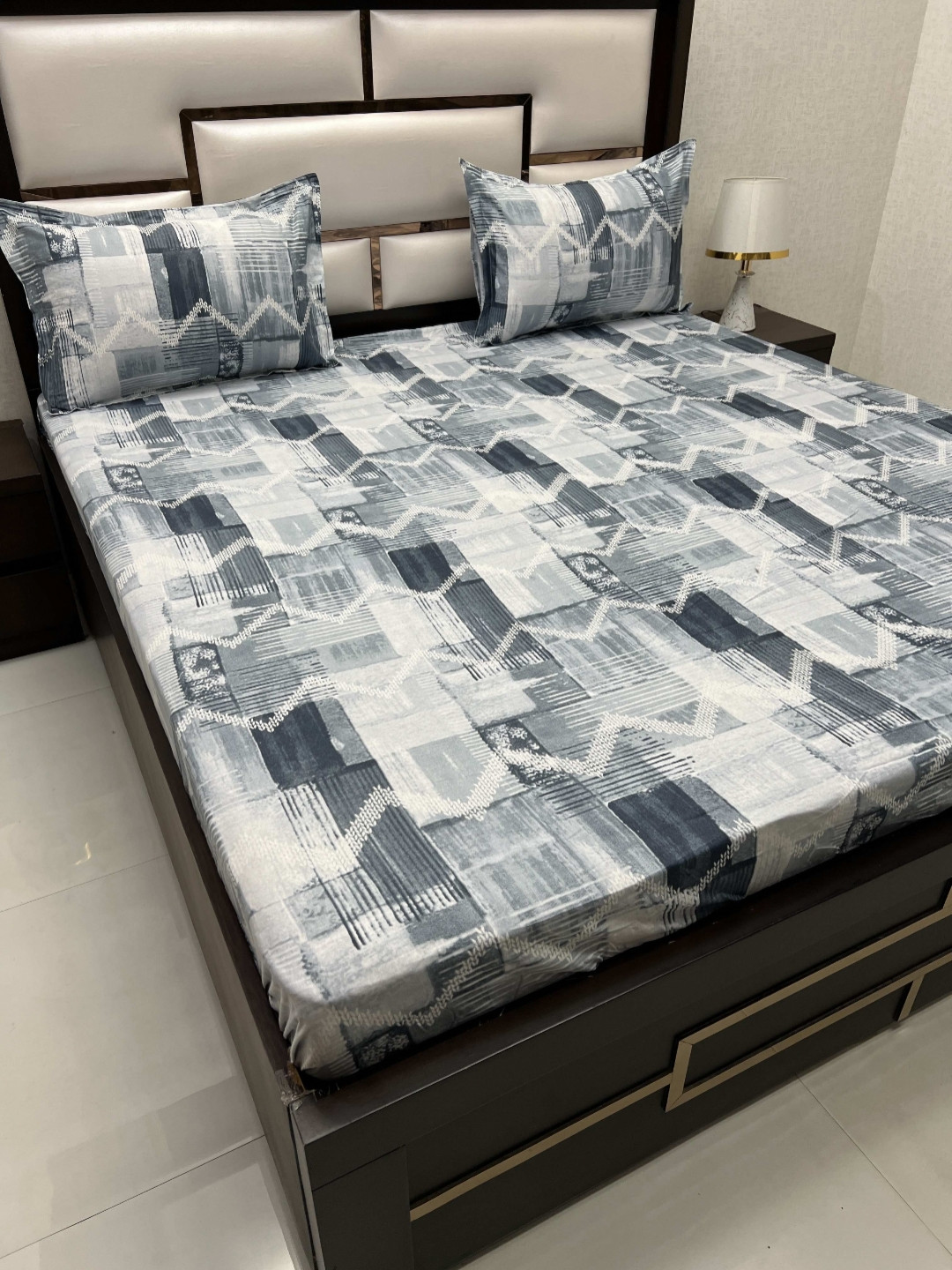 

Pure Decor Sapphire Grey & White Printed 400 TC Cotton King Bedsheet with 2 Pillow Covers