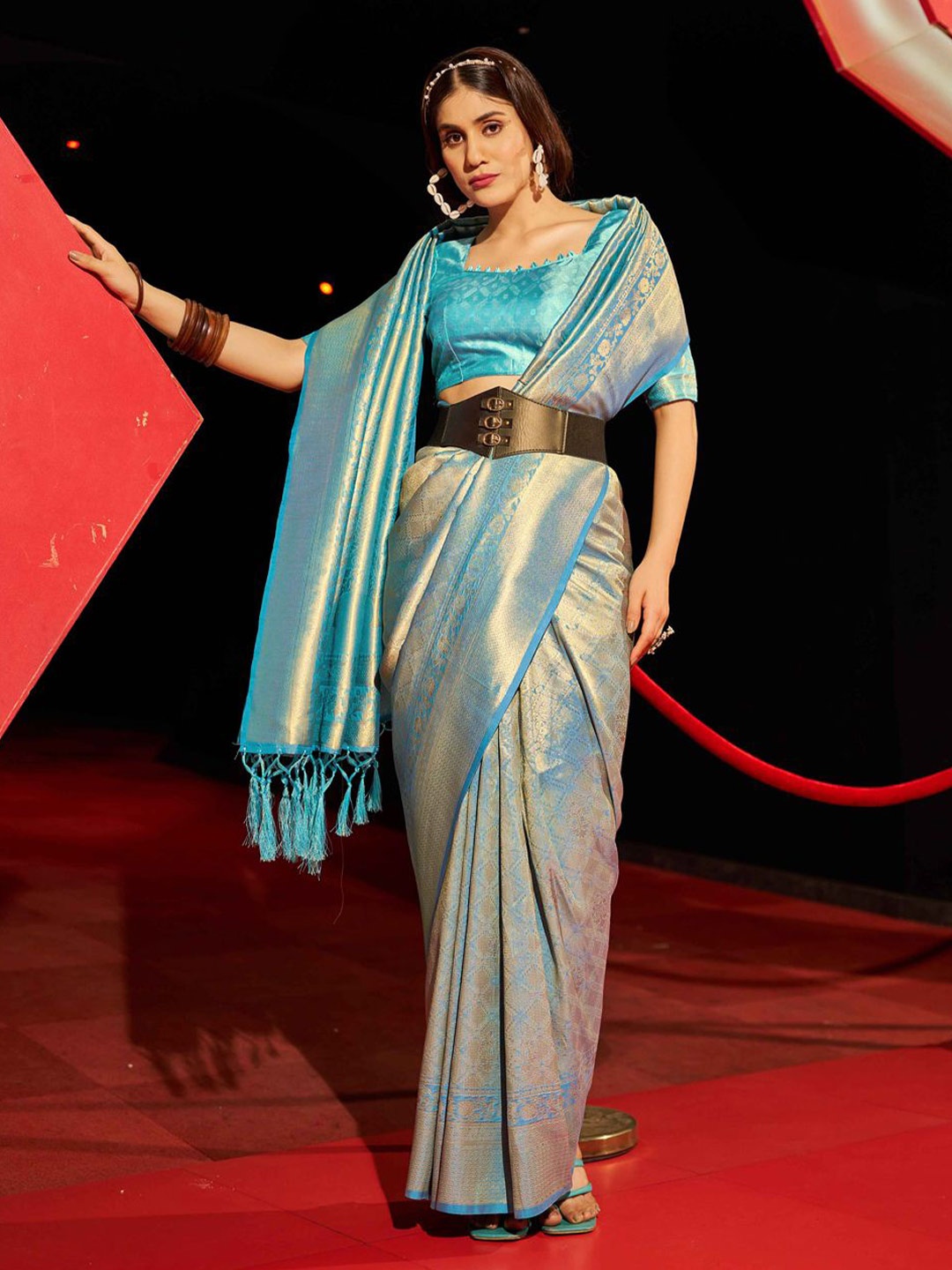 

Krimmple Woven Design Zari Silk Blend Saree, Turquoise blue