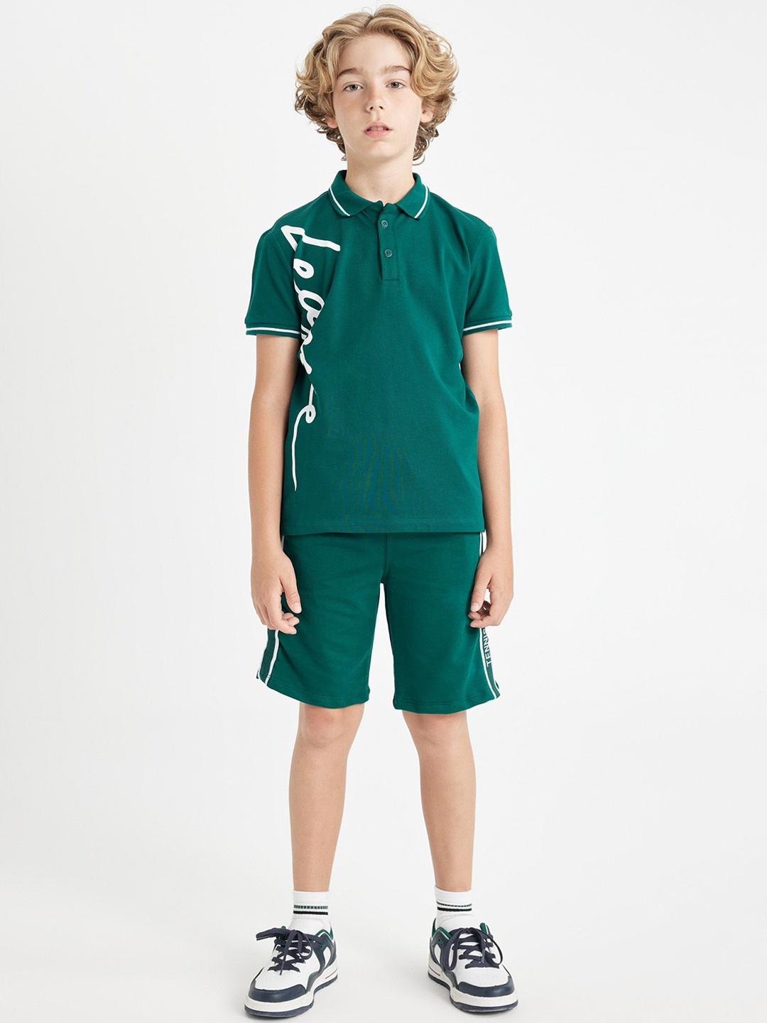 

DeFacto Boys Solid Green Shorts