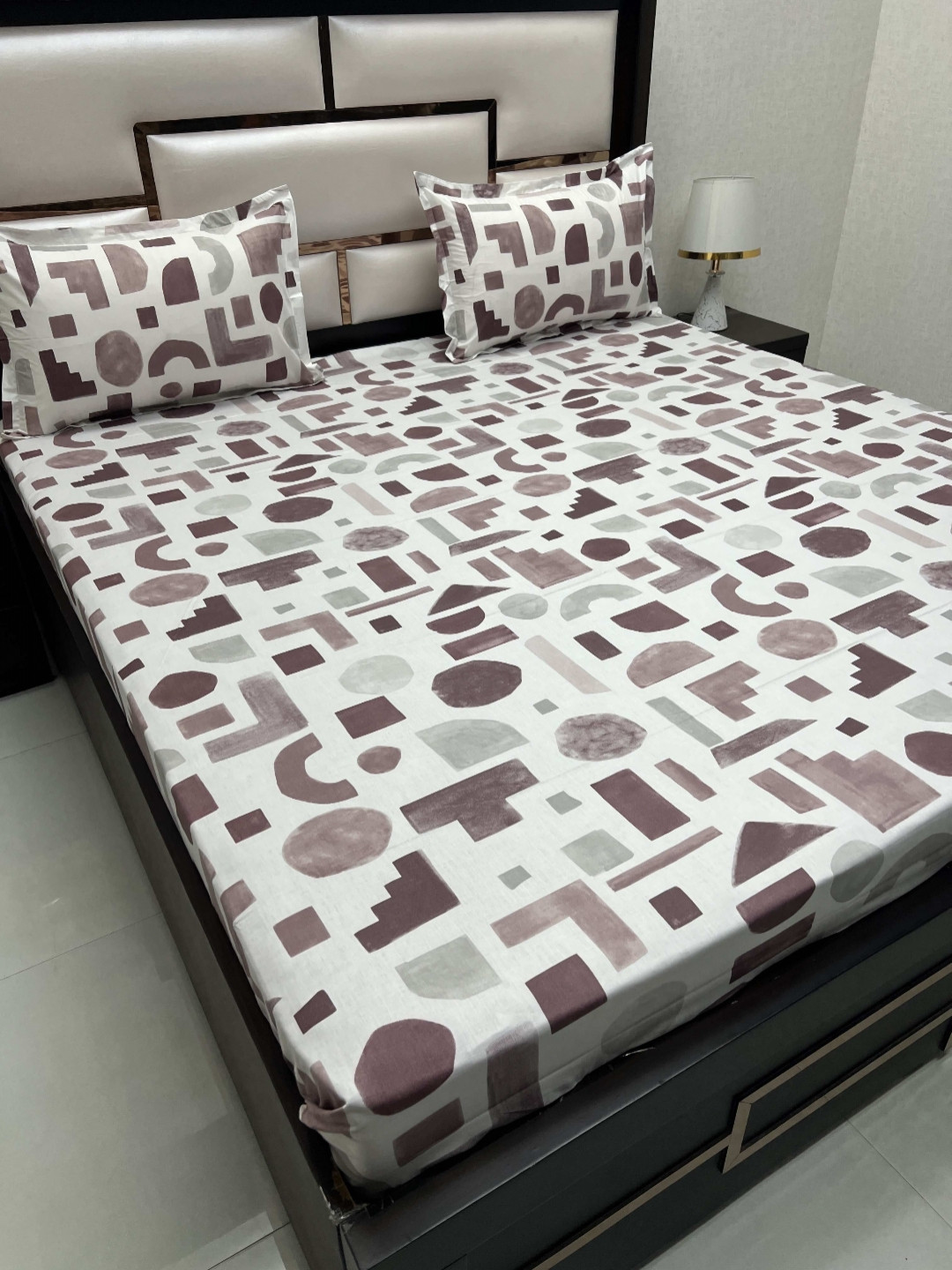 

Pure Decor Maroon & White Geometric 400 TC King Bedsheet with 2 Pillow Covers