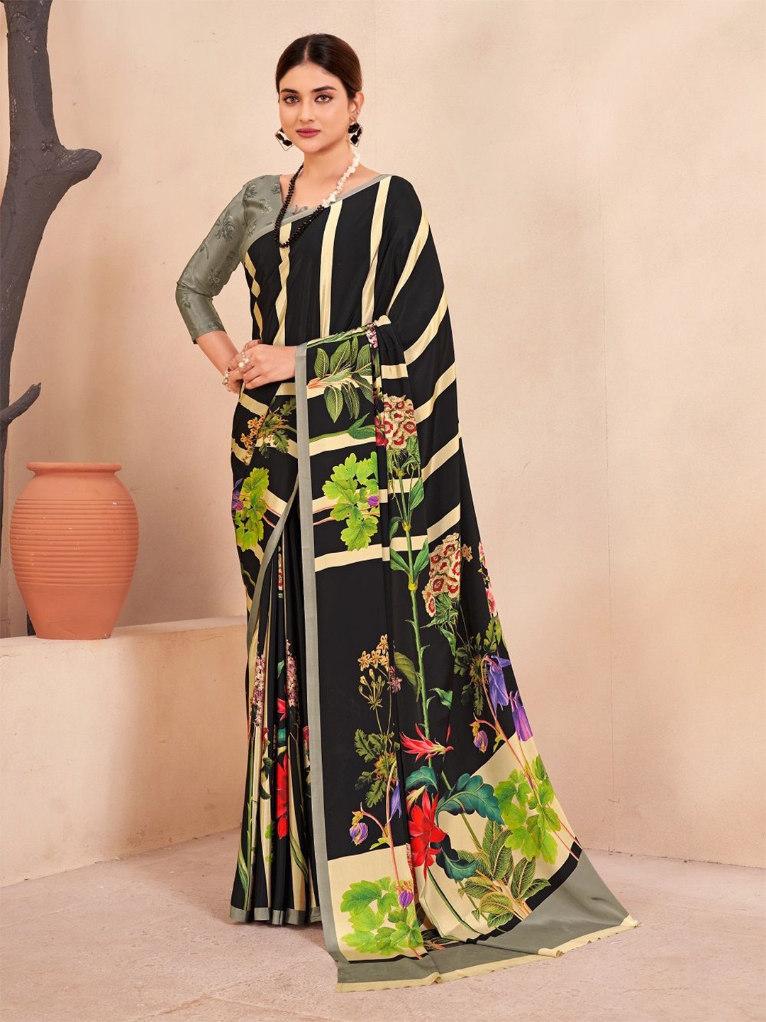 

JIVORA Floral Poly Crepe Saree, Black