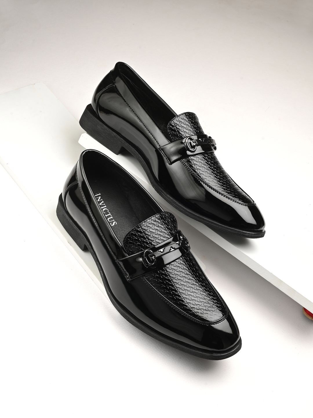 

INVICTUS Men Textured Formal Loafers, Black