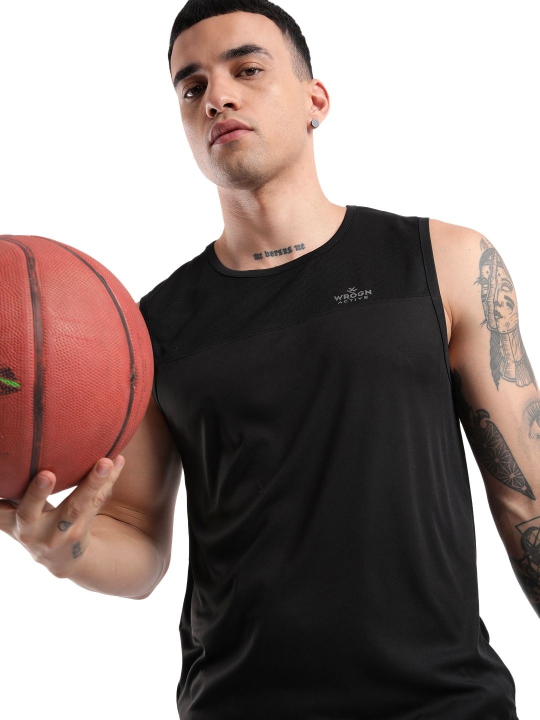 

WROGN Men Solid Round Neck Slim Fit T-Shirt, Black
