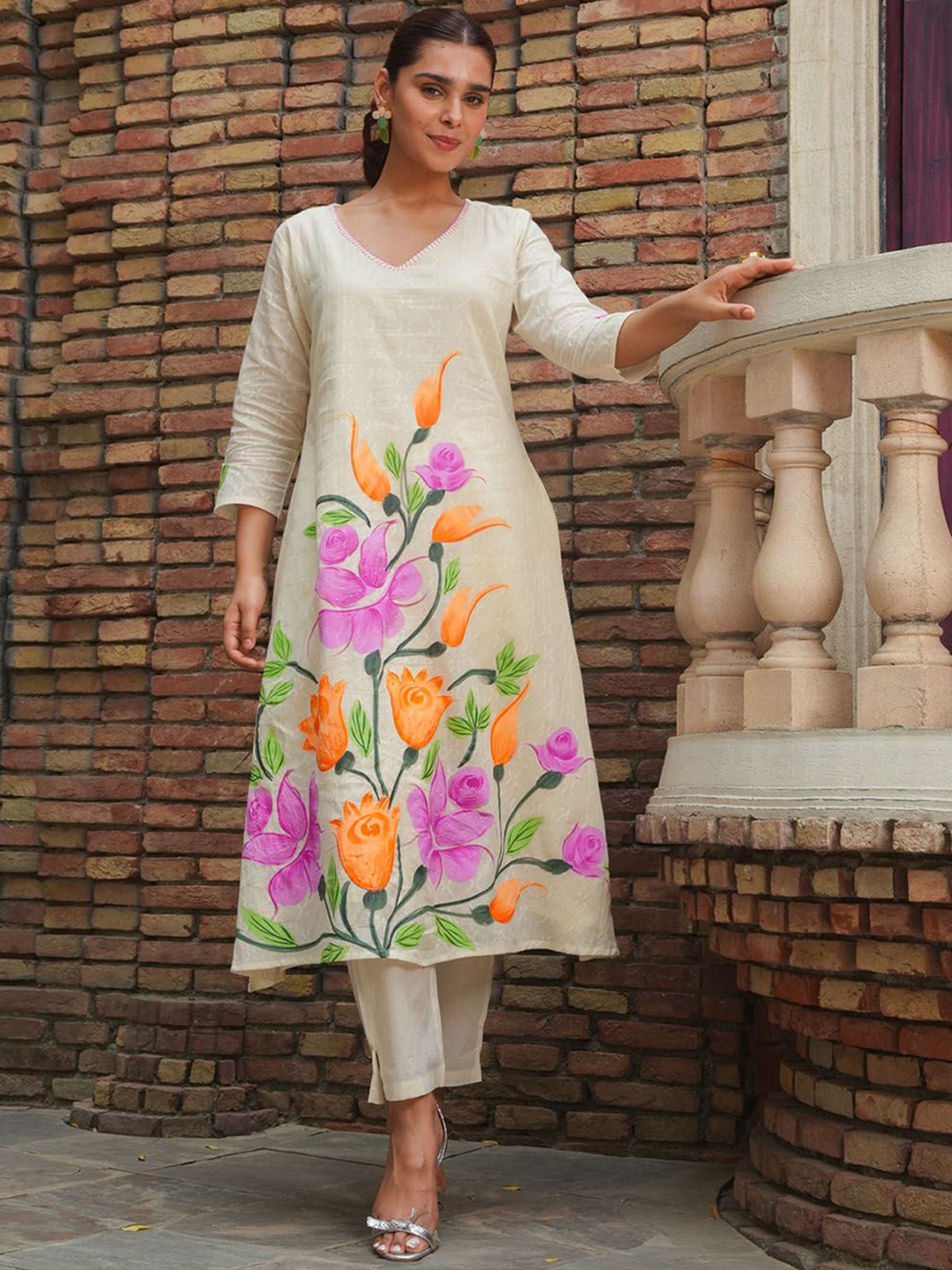 

FASHION DWAR Floral Printed V-Neck Pure Cotton Straight Kurta with Trousers, Off white
