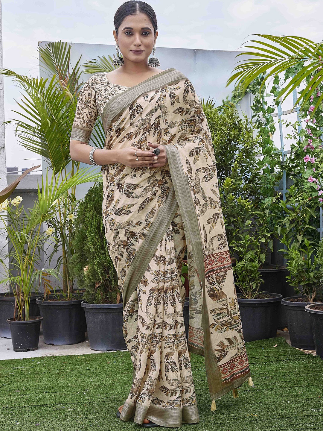 

Krimmple Abstract Printed Saree with Blouse, Beige