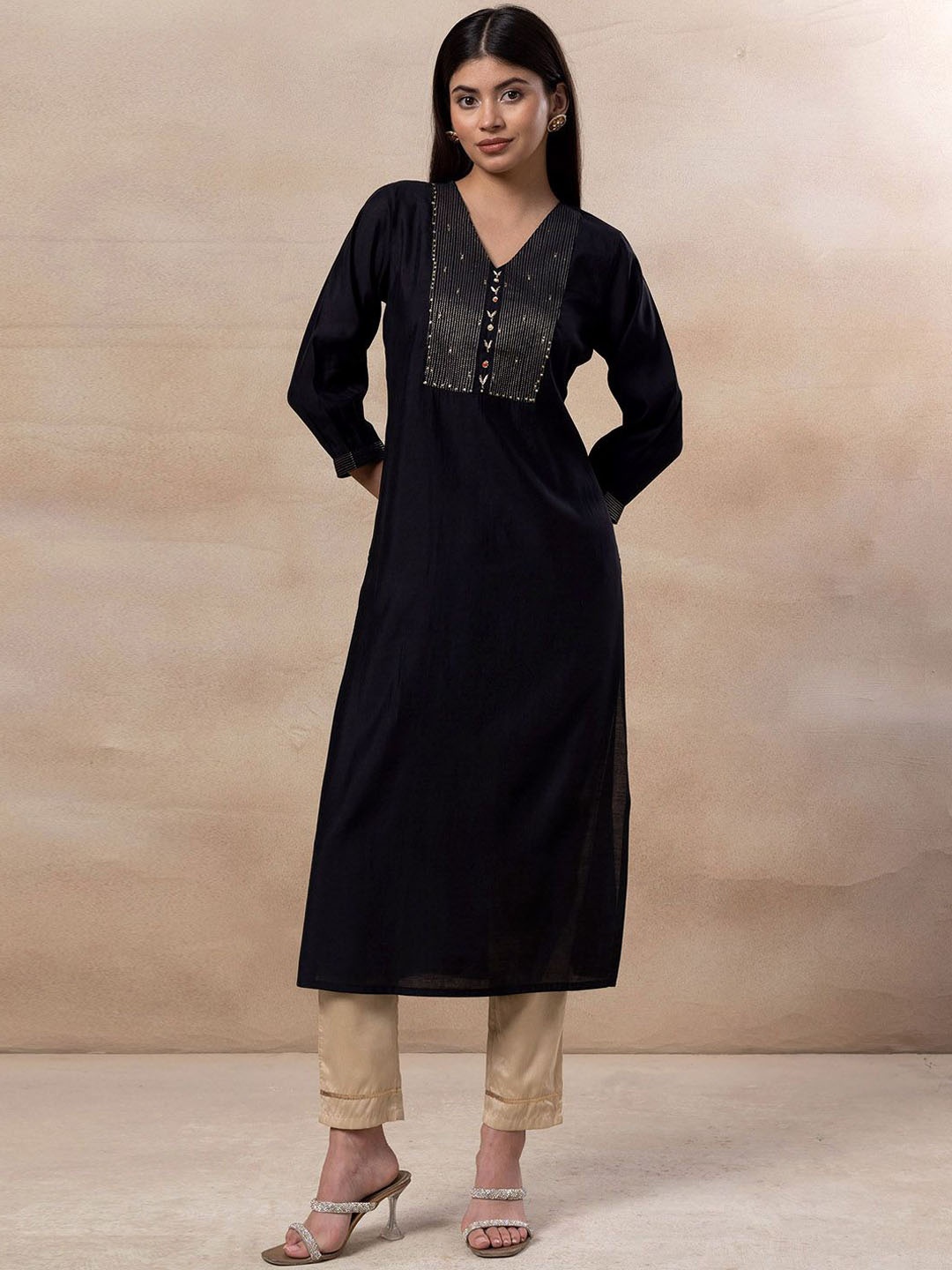

INDYA Floral Embroidered Sequins Straight Kurta, Black