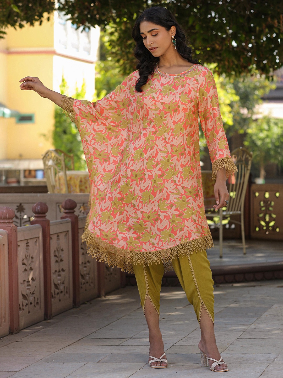 

SCAKHI Floral Printed Round Neck Tunic & Dhoti, Peach