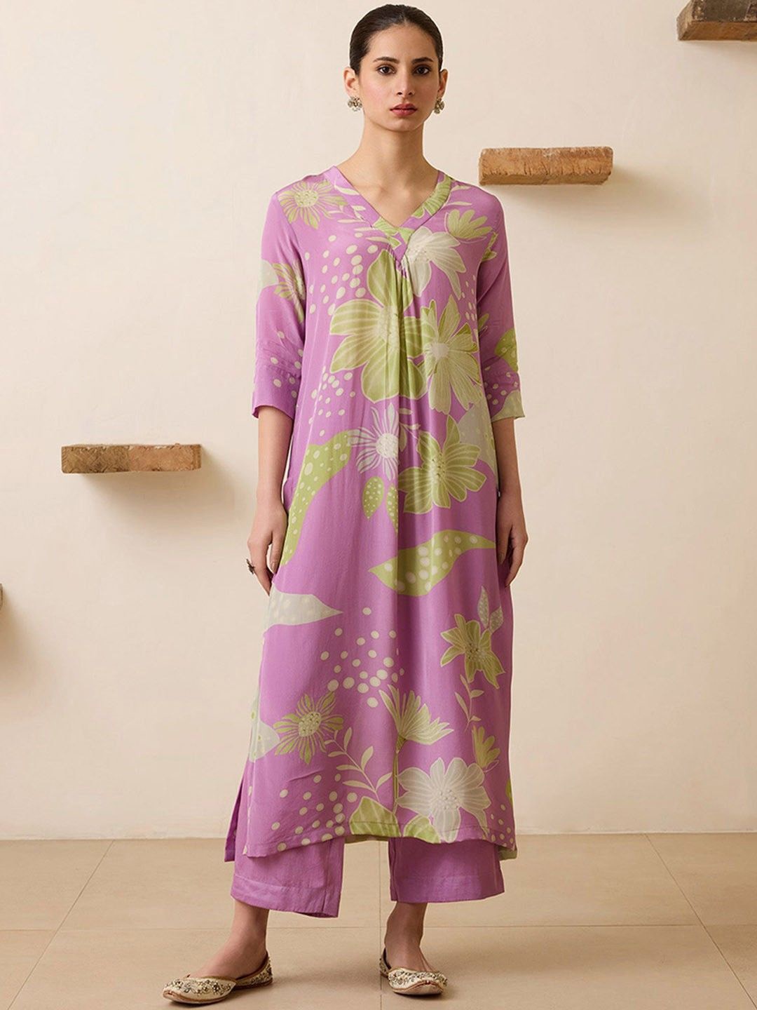 

GoSriKi Floral Printed Straight Kurta With Palazzos, Purple