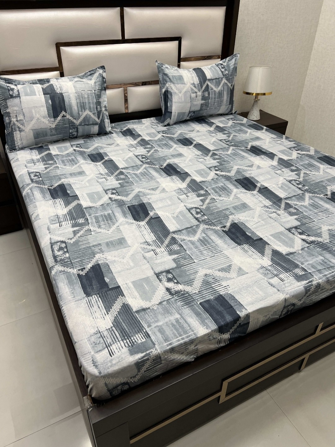 

Pure Decor Grey & White Abstract 300 TC Pure Cotton King Bedsheet with 2 Pillow Covers