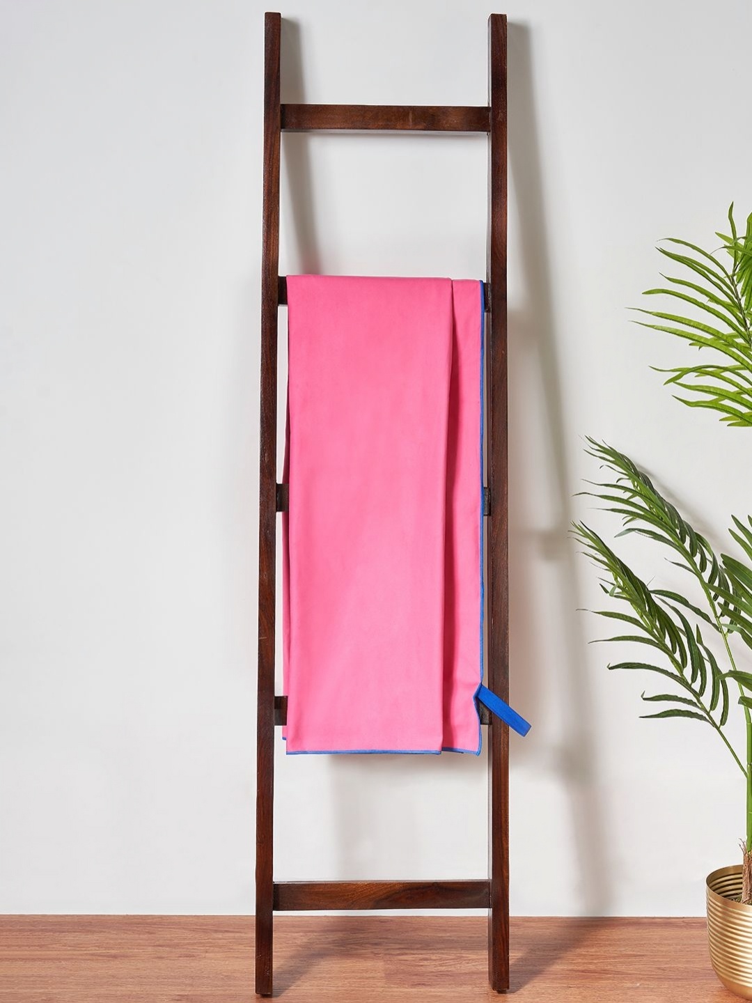 

Living scapes by Pantaloons Pink & Blue 200 GSM Bath Towel
