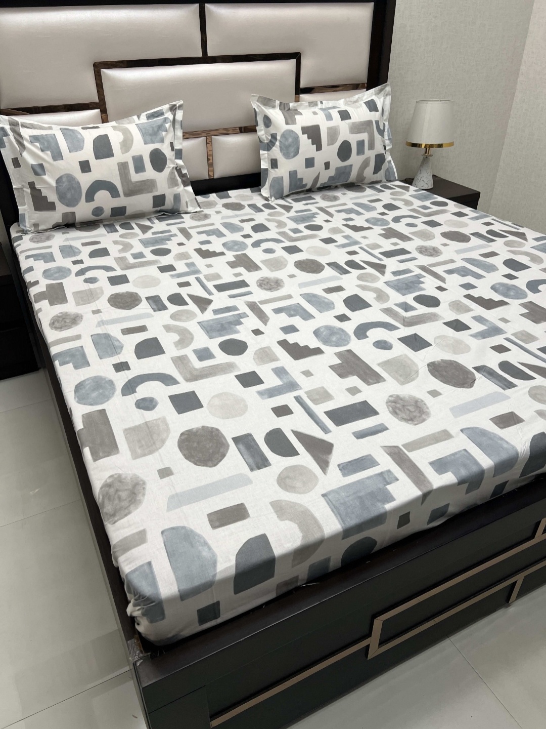 

Pure Decor Villa Grey Geometric Pure Cotton 350 TC King Bedsheet with 2 Pillow Covers