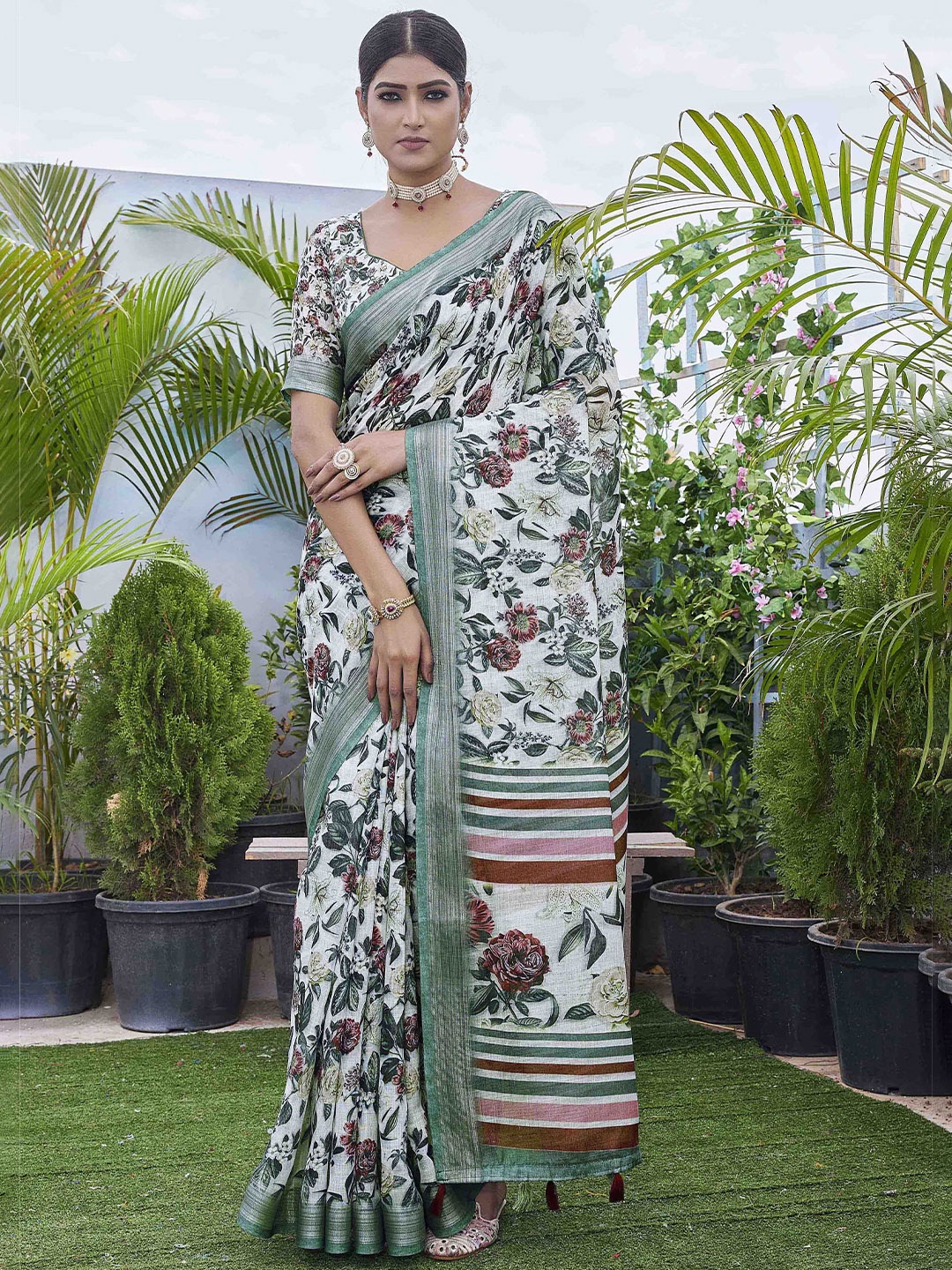 

Krimmple Floral printed Saree, White