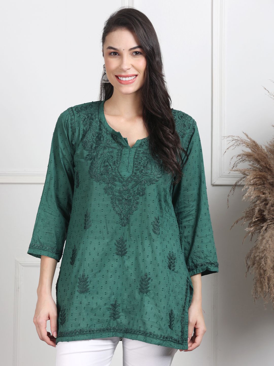 

KHAKA Floral Embroidered Chikankari Pure Cotton Chikankari Kurti, Green