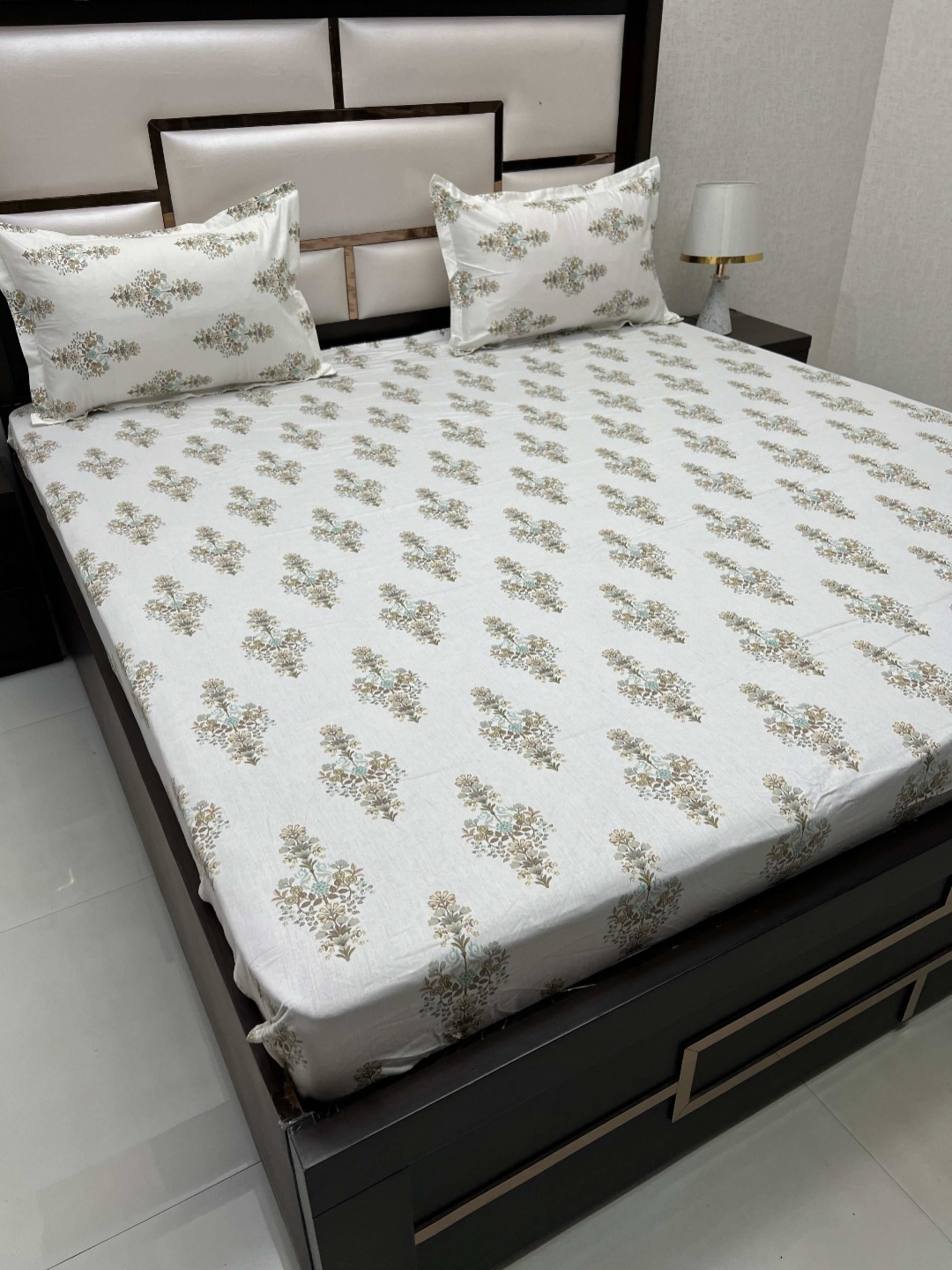 

Pure Decor Sapphire White & Beige Printed 380 TC Cotton King Bedsheet with 2 Pillow Covers