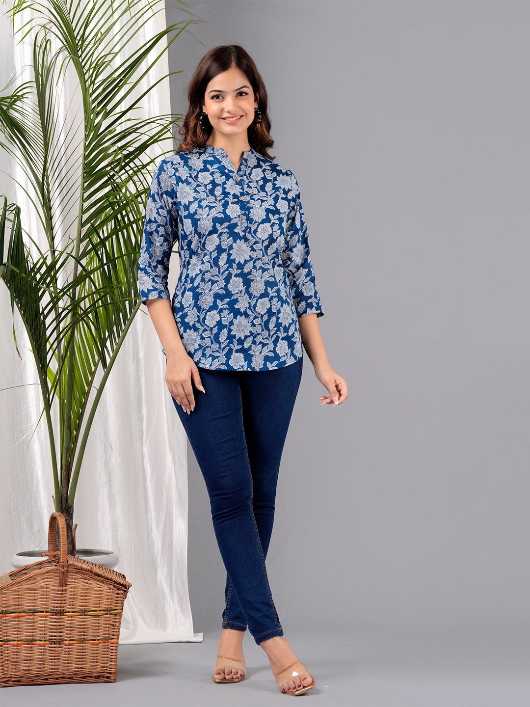 

Anushil Floral Printed Top, Navy blue