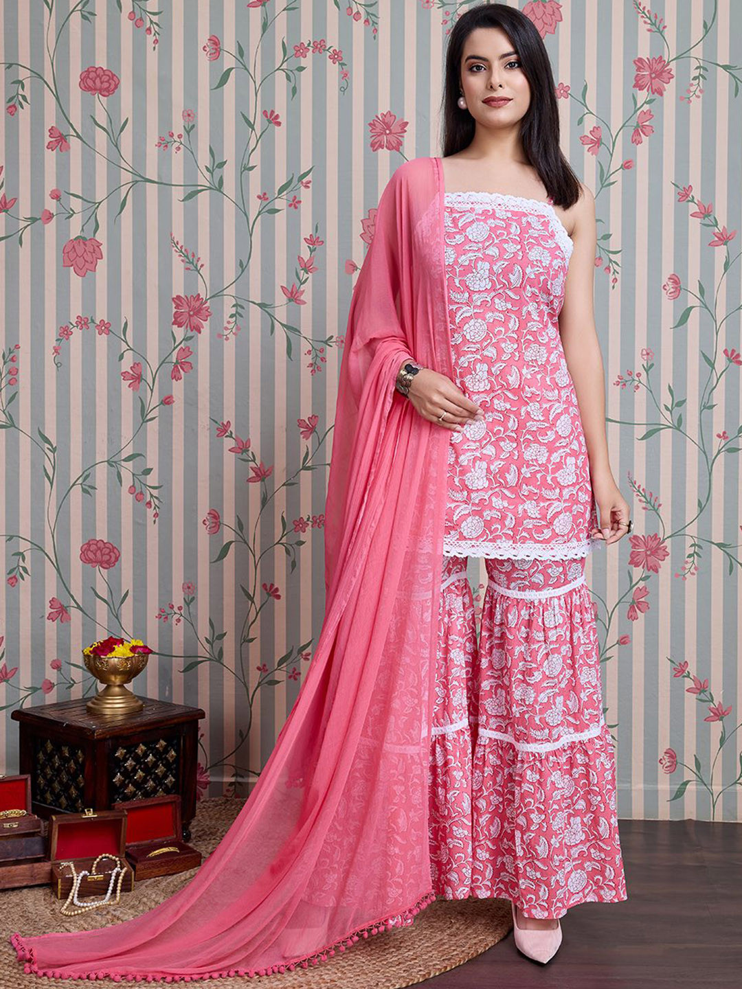

Ode by House of Pataudi Floral Printed Pure Cotton Straight Kurti with Sharara & Dupatta, Pink