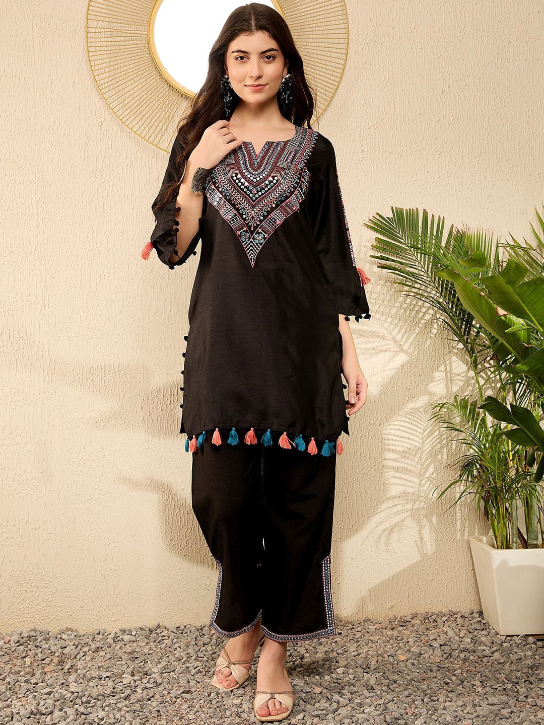

AHIKA Floral Yoke Design Regular Sequinned Straight Kurti with Trousers, Black
