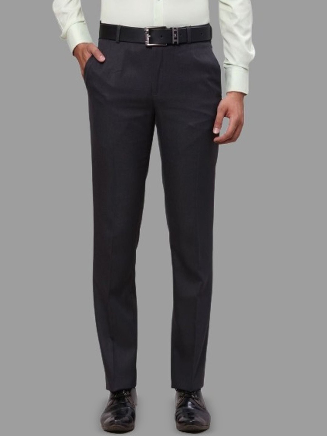 

VILLAIN Men Solid Mid-Rise Stretchable Formal Trousers, Black