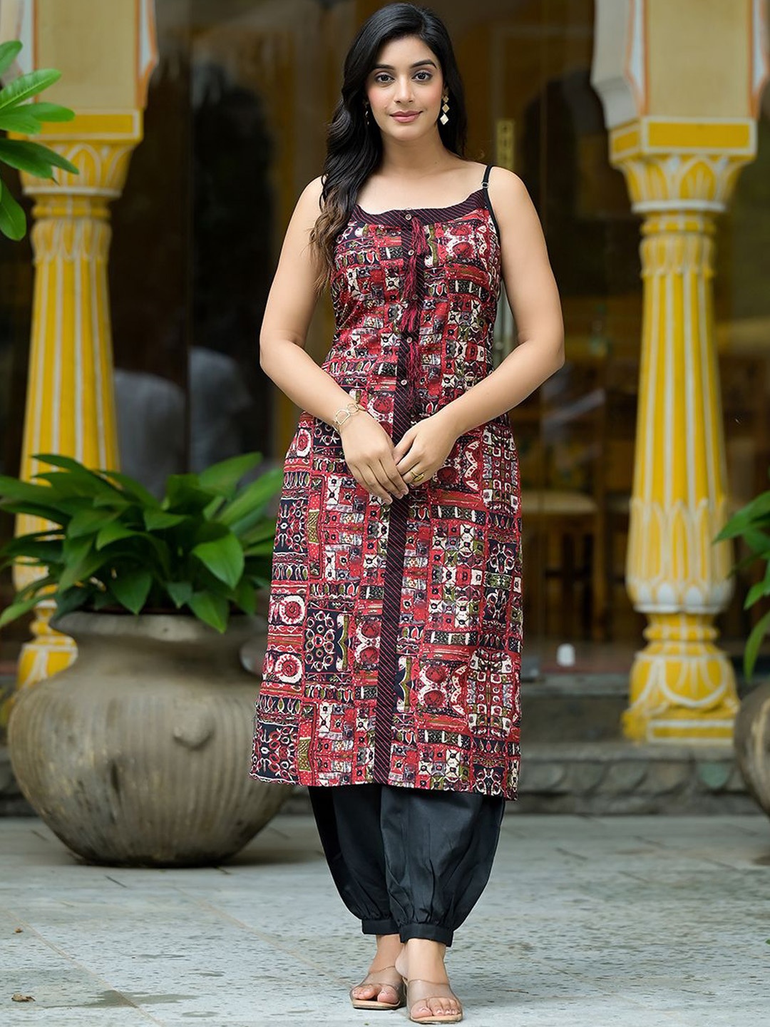 

AKS Quirky Printed Round Neck Straight Kurta, Black