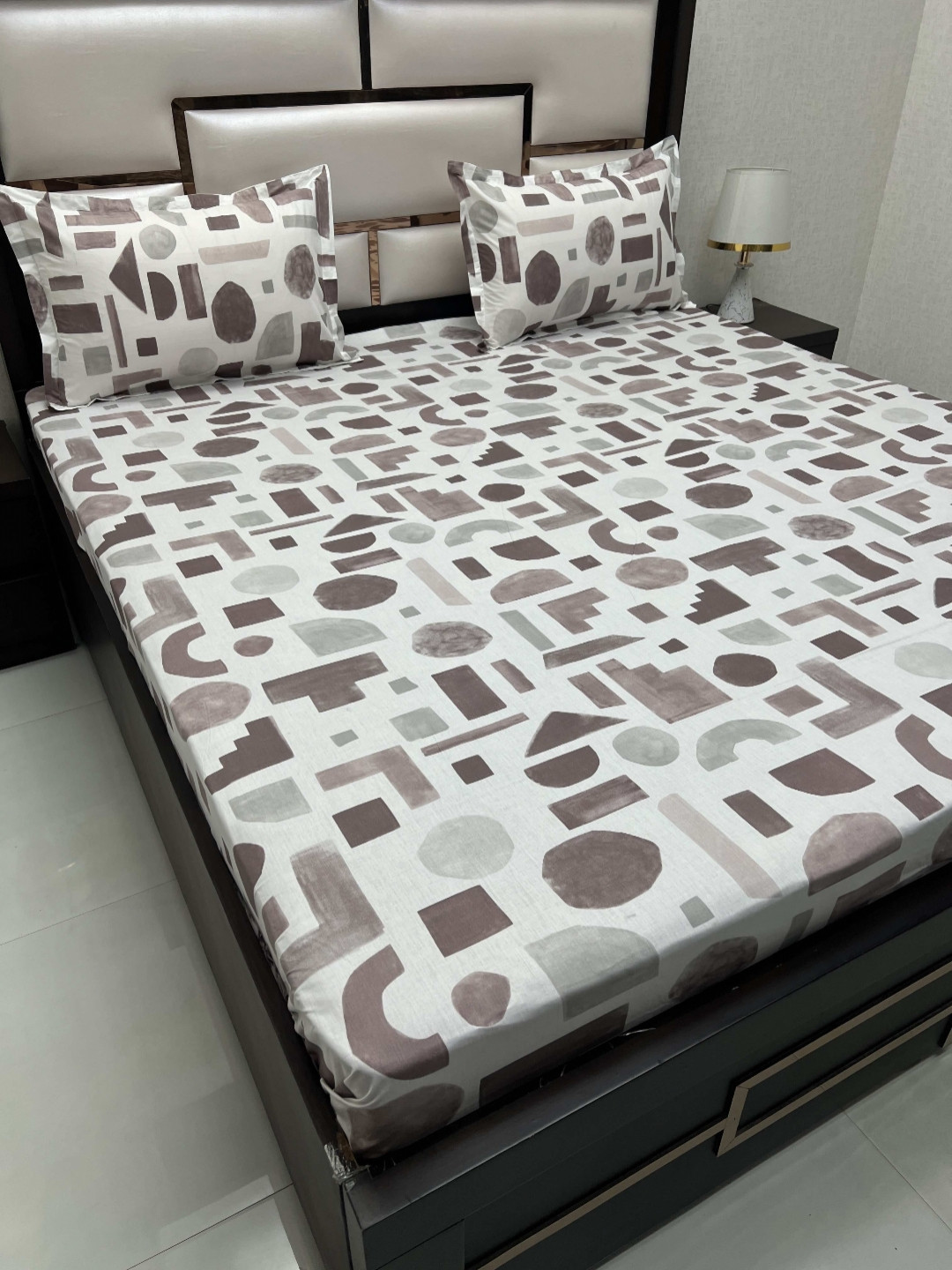 

Pure Decor Villa Brown Geometric Pure Cotton 380 TC King Bedsheet with 2 Pillow Covers