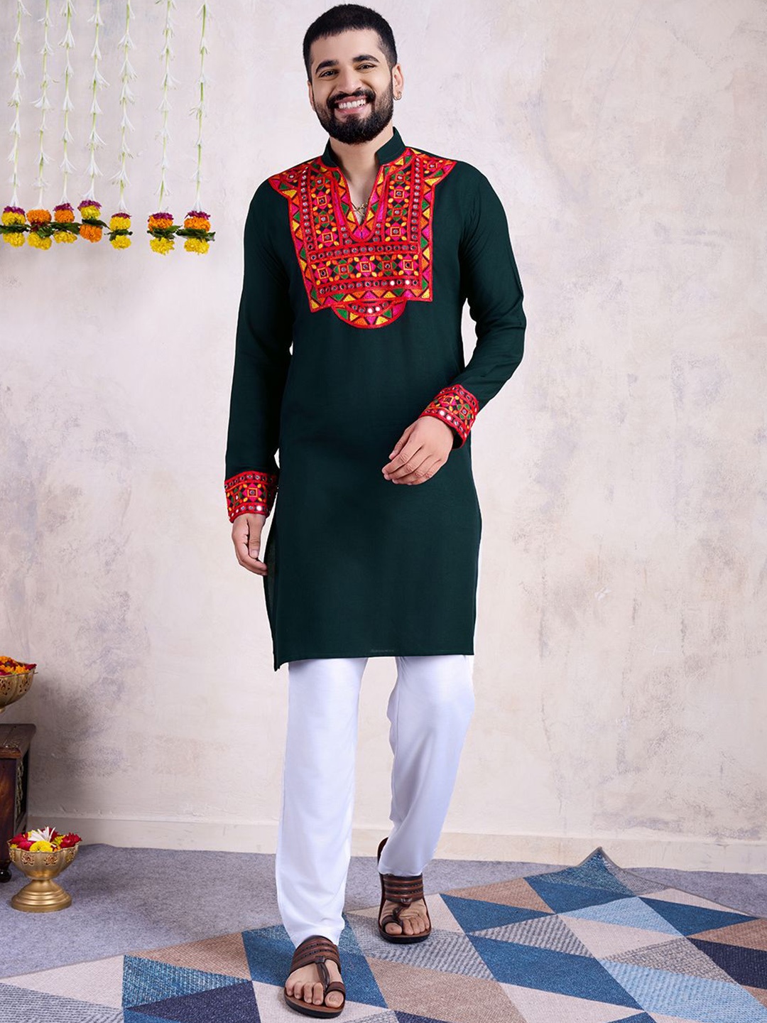 

SHUBHVASTRA Geometric Thread Work Straight Kurta, Green