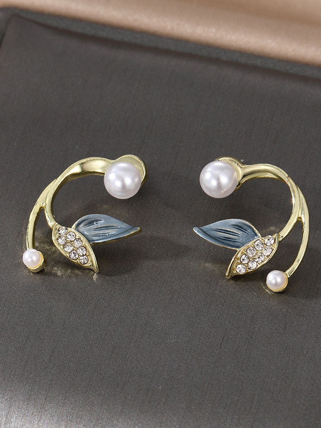

KRENOZ Classic Floral Shaped Stainless Steel Pearls Antique Studs, Gold