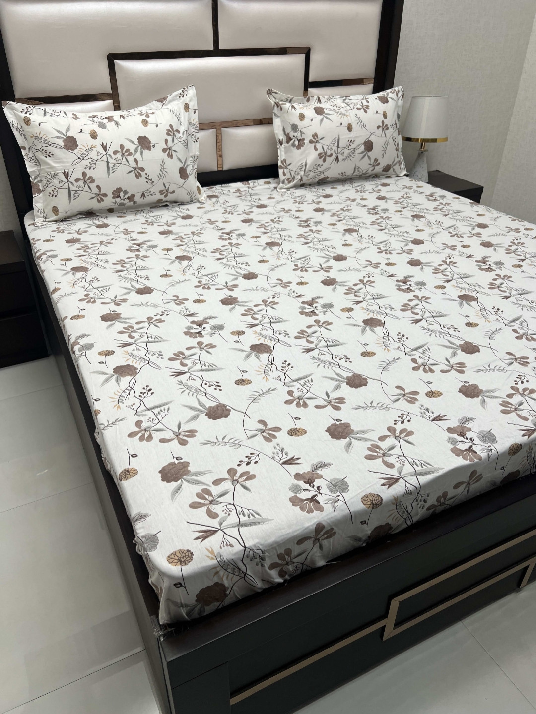 

Pure Decor Sapphire White & Brown Printed 400 TC Cotton King Bedsheet with 2 Pillow Covers