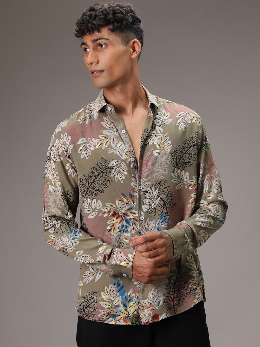 

Banana Club Men Classic Floral Opaque Printed Feather Casual Shirt, Olive