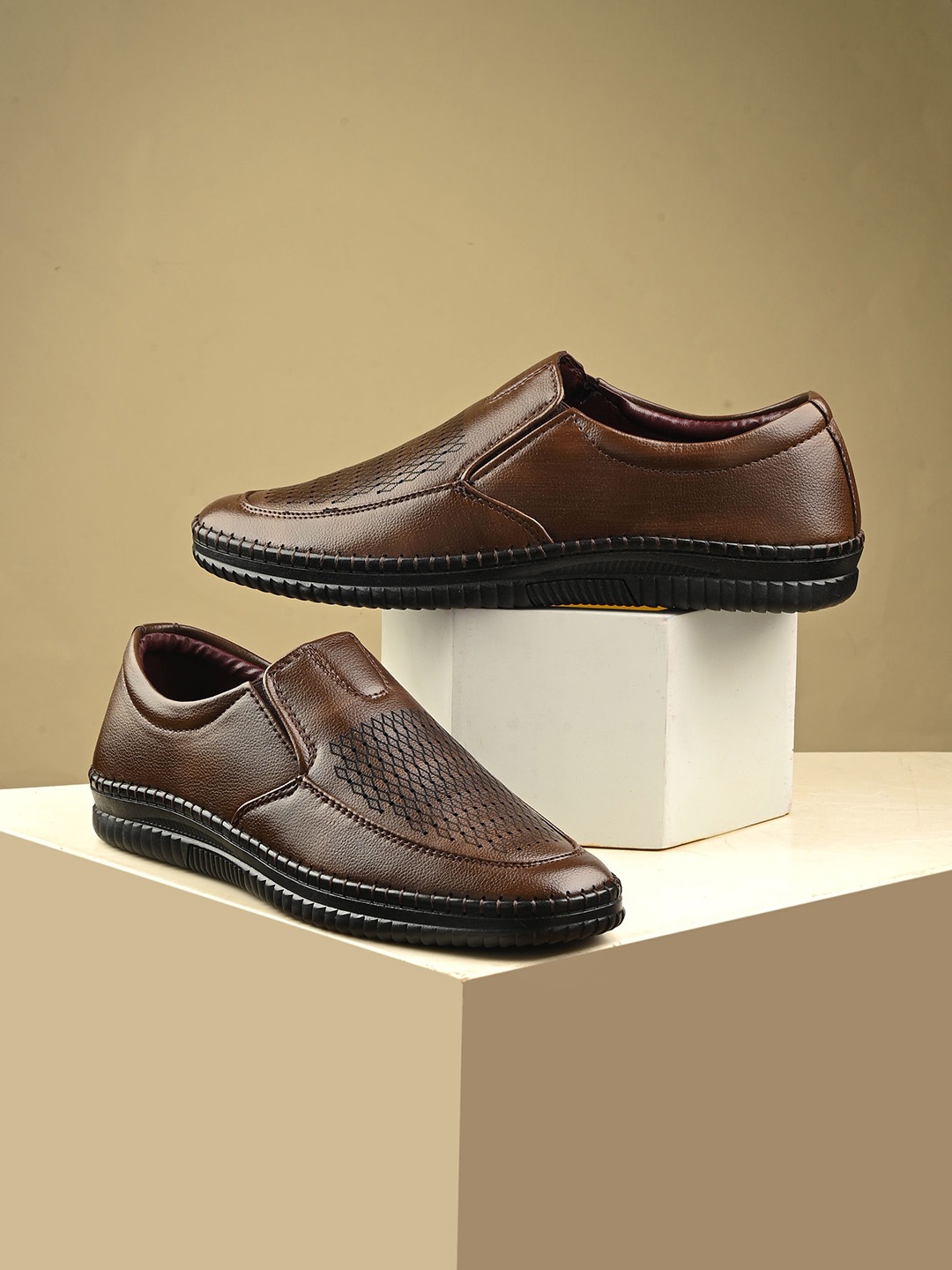 

knoos Men Synthetic Leather Textured Lightweight Loafers, Brown
