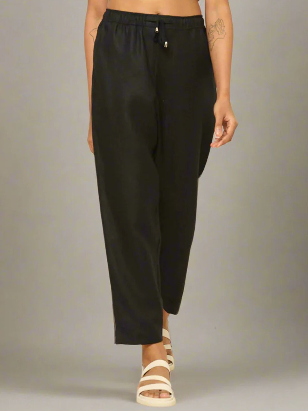 

Silvertraq Women Solid Regular Fit High-Rise Linen Tapered Trousers, Black