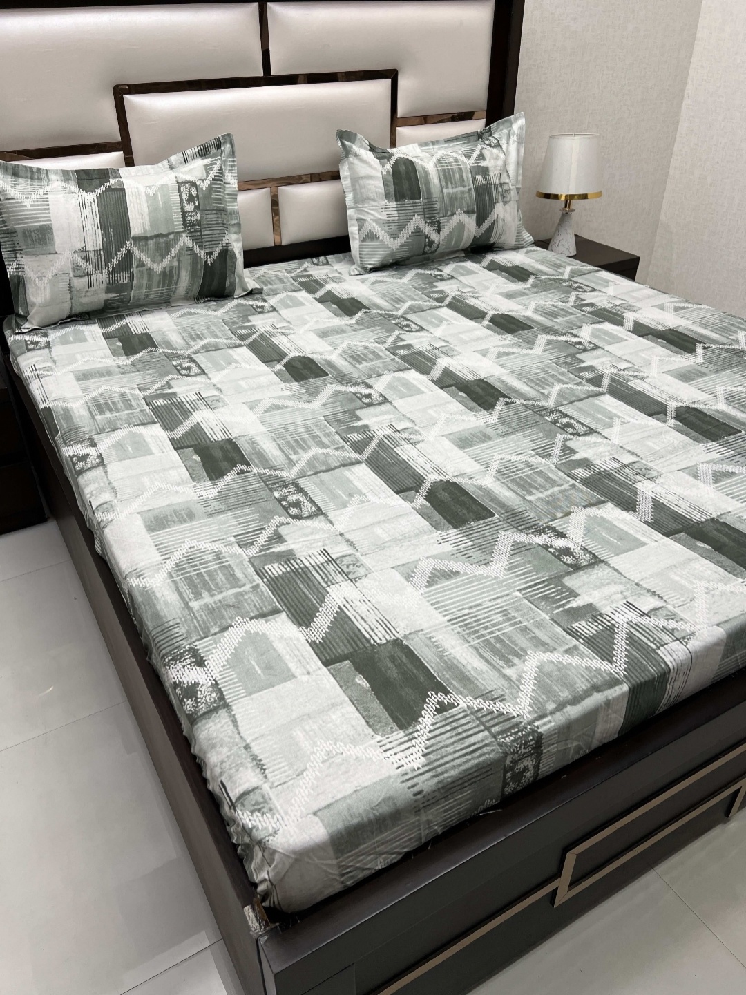 

Pure Decor Sapphire Green & White Printed 400 TC Cotton King Bedsheet with 2 Pillow Covers
