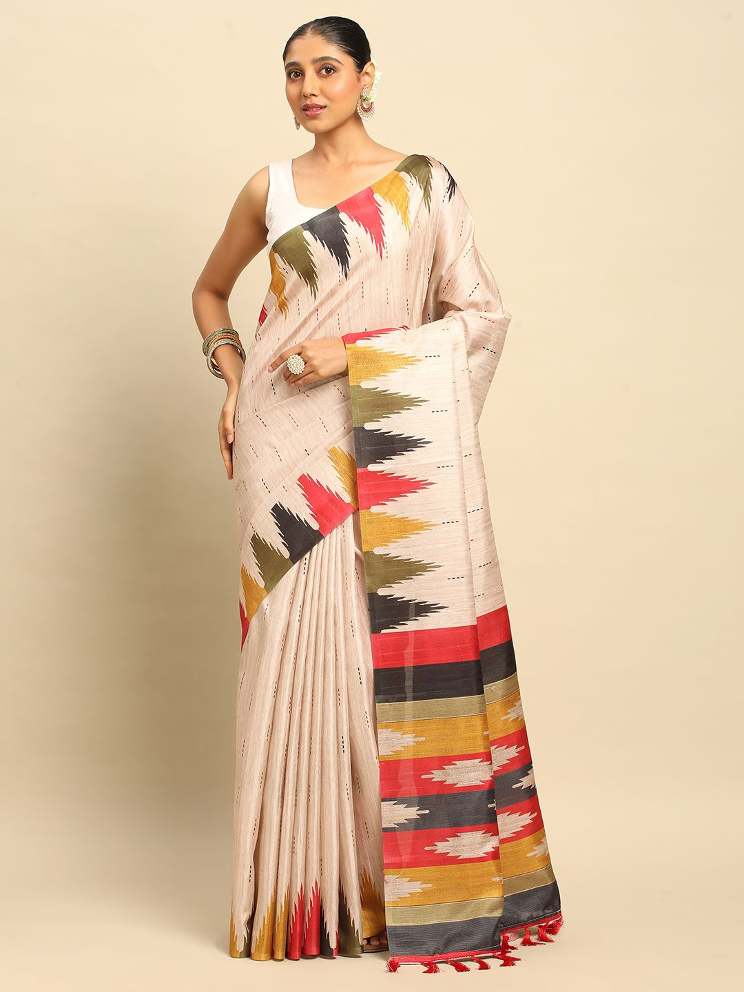 

DrapeMall Floral Printed Saree, Cream