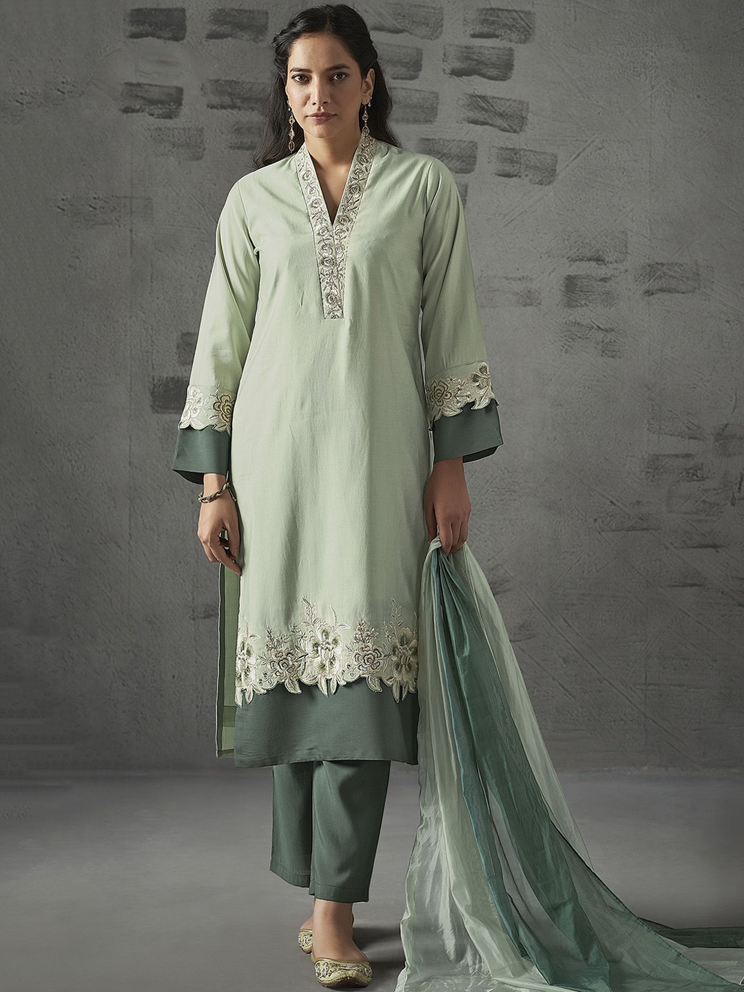 

Anouk Floral Embroidered Regular Chanderi Silk Straight Kurta with Trousers & Dupatta, Green