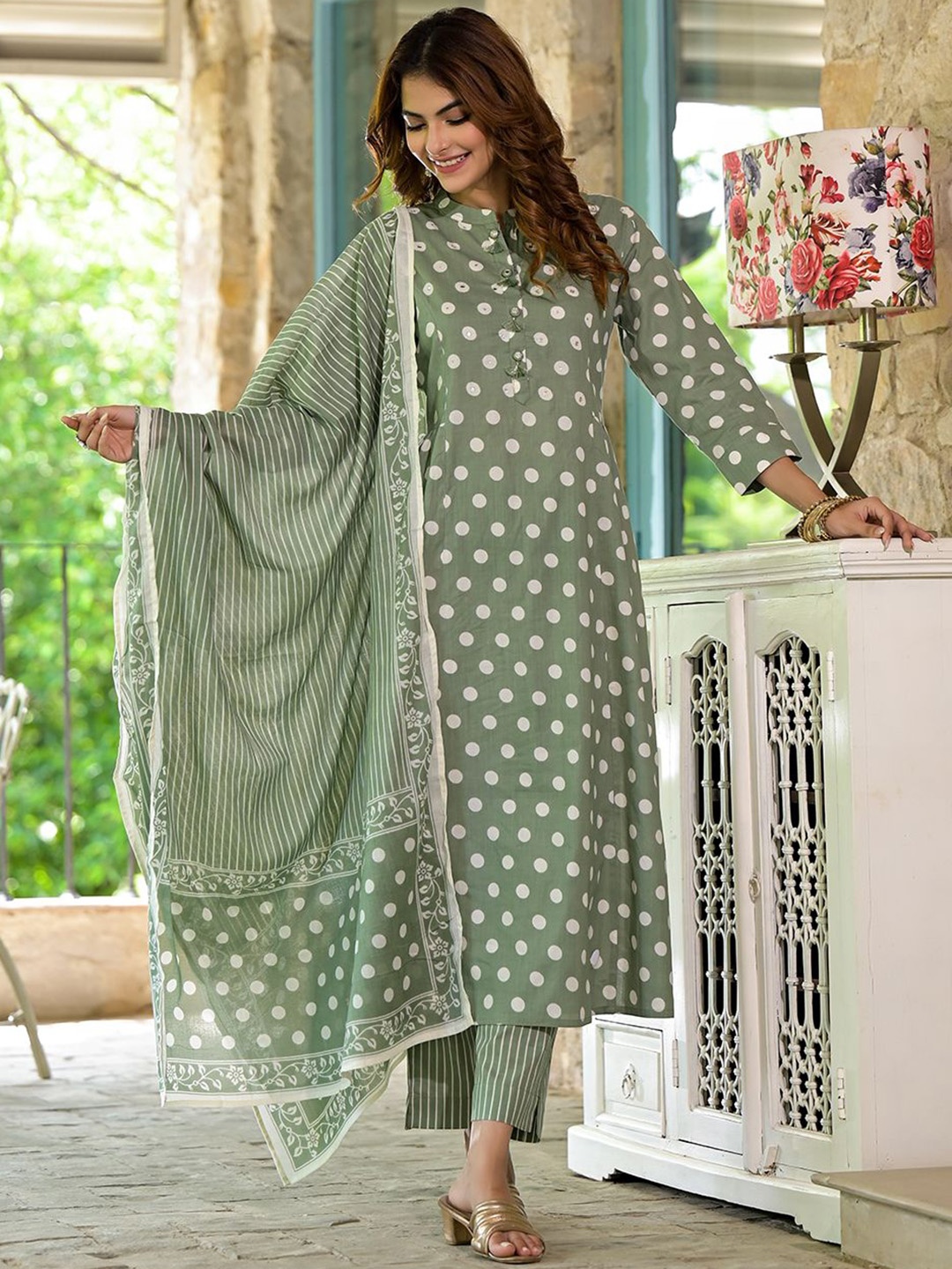 

Chandbaali Geometric Printed Mandarin Collar Pure Cotton A-Line Kurta & Trouser & Dupatta, Green